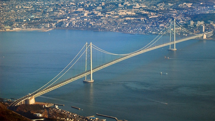 A bridge over a body of water
Description automatically generated with medium confidence